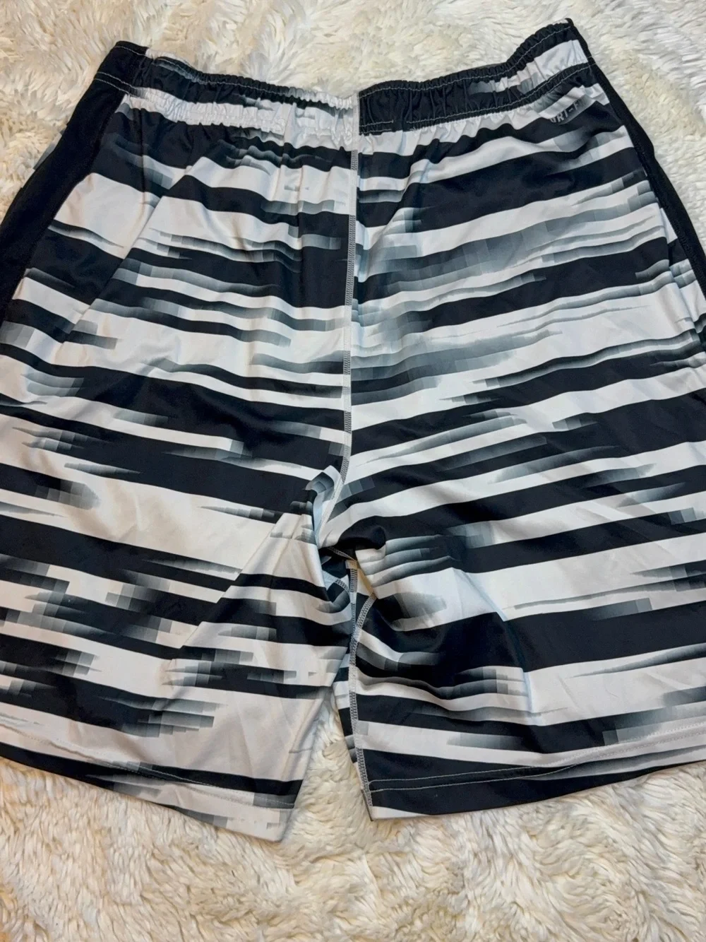 Nike men’s Black/White Striped athletic Shorts size XL no liner 10” inseam